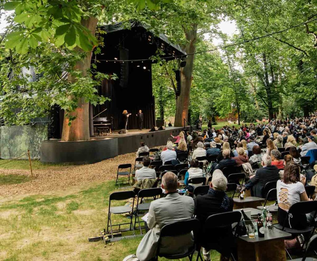 theater im park niavarani eröffnung 2024